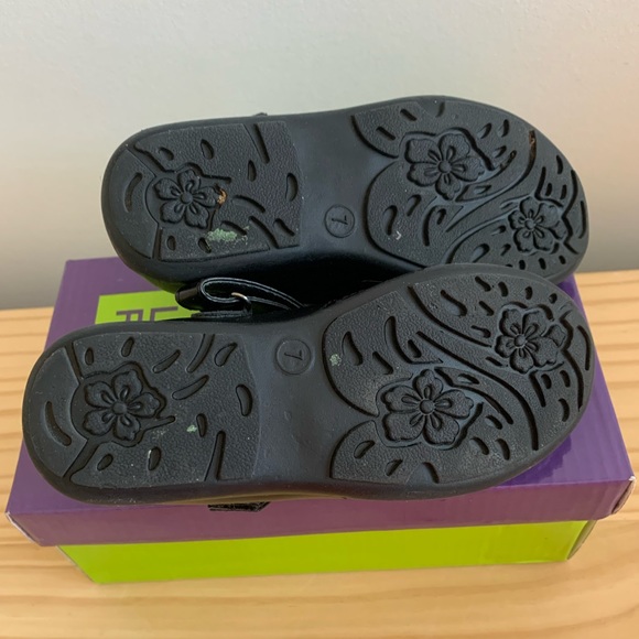 Left & Right black dress shoes with Velcro strap. Size 7. - Picture 6 of 7